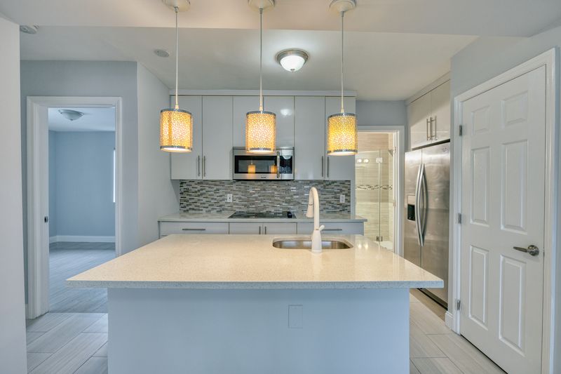 Interior photo 2 of 10, 912–918 NE 15th Ave