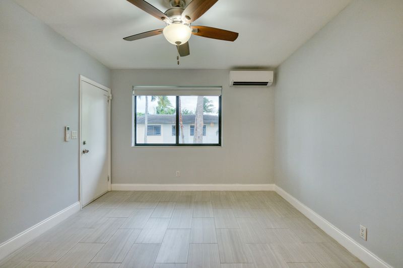 Interior photo 3 of 10, 912–918 NE 15th Ave